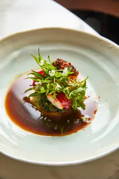 Astice blu alla brace, fagiolini verdi, rucola e zenzero