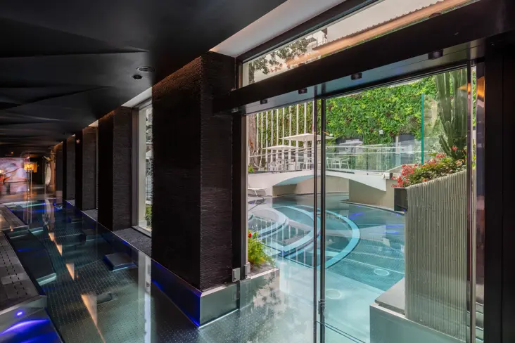 ROMEO Roma Piscina Passaggio (C) ROMEO Collection