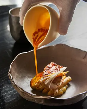 Triglia di scoglio, asparagi bianchi e beurre blanc allo zafferano