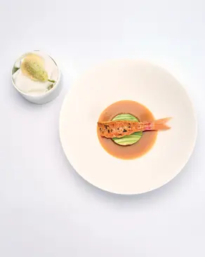 Triglia di Licosa e la sua zuppetta con foglie patate e pelle di pollo croccante